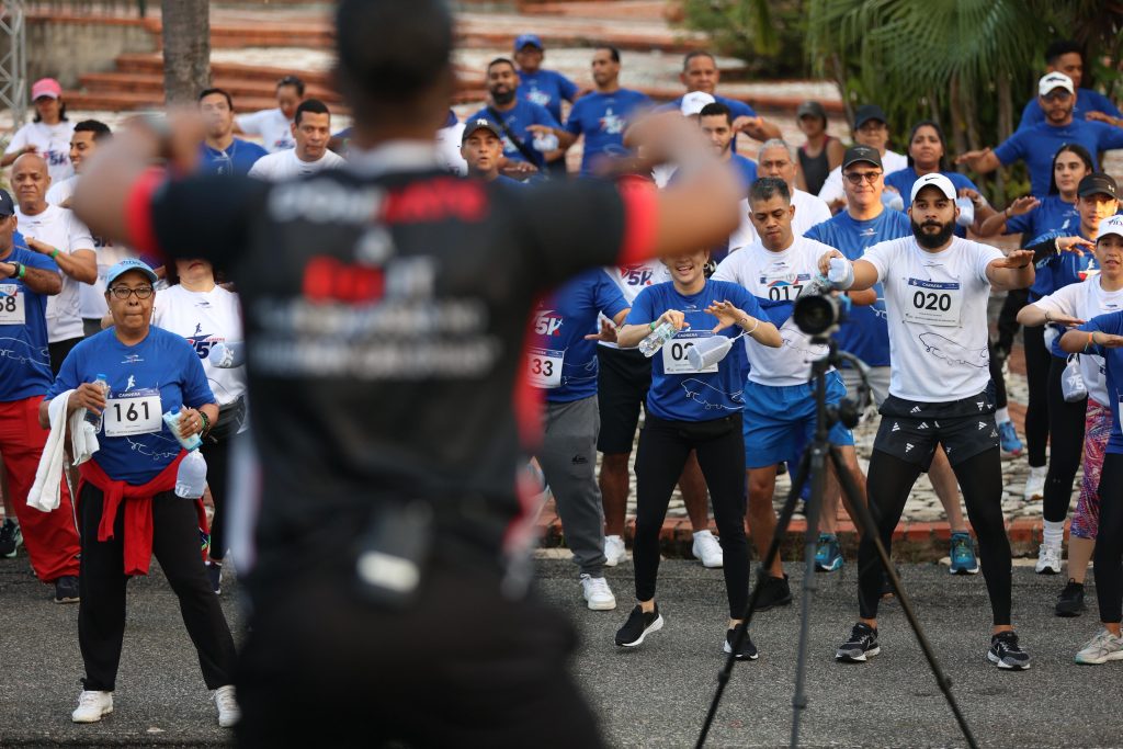 Los maratonistas del IDAC durante su clase de zumba.