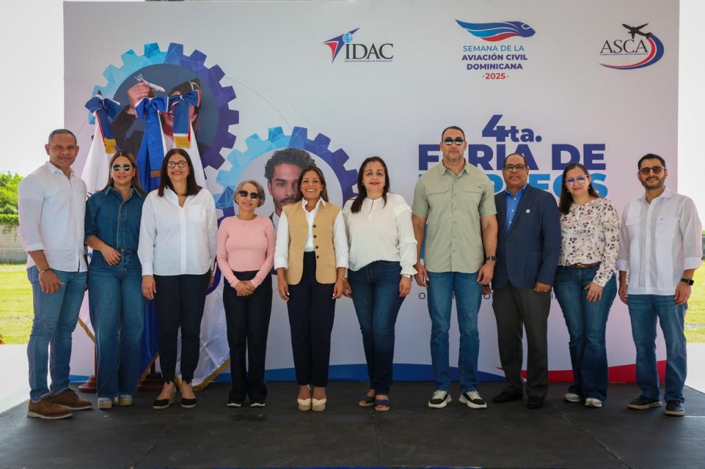 Paola Aimée Plá Puello, subdirectora general del IDAC y Clara Fernández, directora de la ASCA, junto a los directores de áreas de la institución que asistieron a respaldar la actividad.