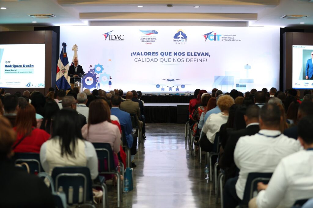 El director general del IDAC, Igor Rodríguez Durán durante su discurso de la presentación pasaporte institucional