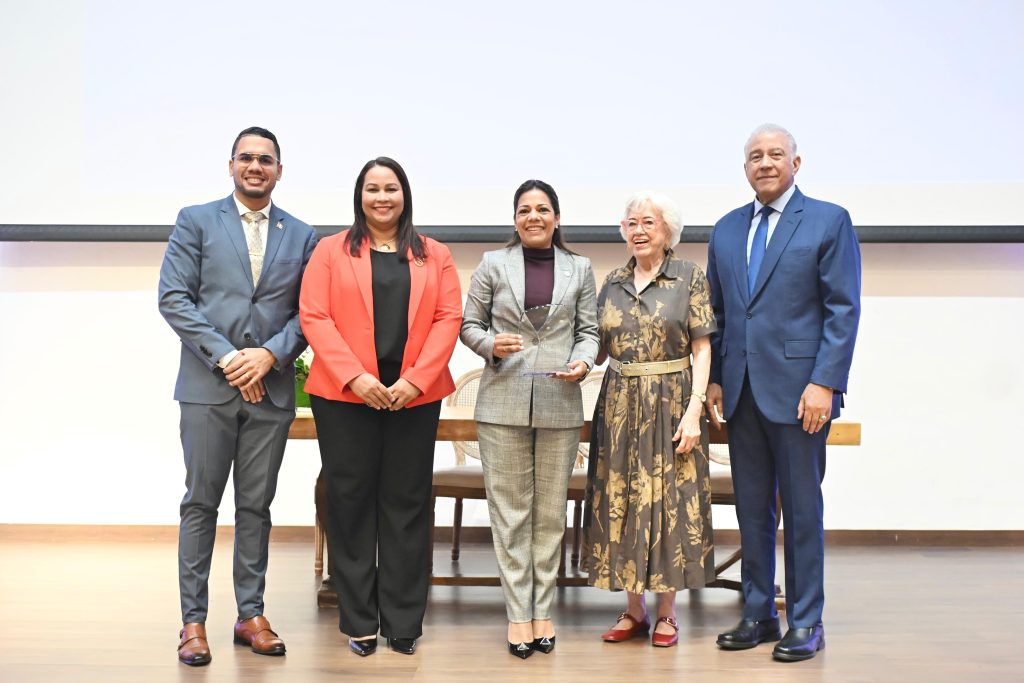 Milagros Ortiz Bosch, directora general de la DIGEIG, entrega el reconocimiento a Paola Aimée Plá Puello, subdirectora general del IDAC; le acompañan Andrés Bautista, ministro Administrativo de la Presidencia, Carlos Rosado, director interino e Ivelisse Barinas, directora ejecutiva de la DIGEIG, respectivamente.