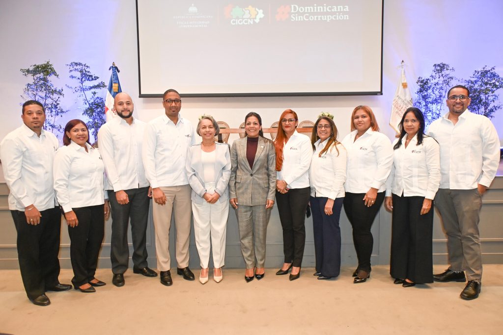 Paola Aimée Plá Puello, subdirectora general del IDAC, junto al equipo de Integridad y Ética Gubernamental de la institución celebrando el premio a la Meritocracia.