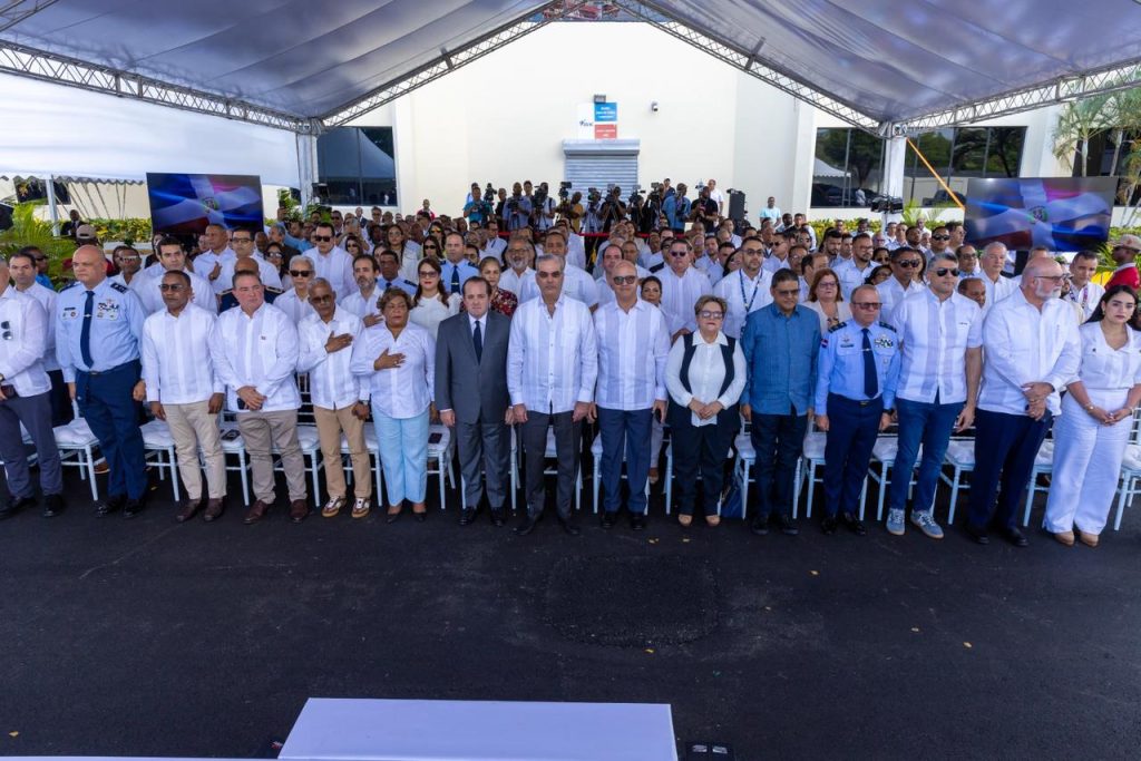 El presidente Luis Abinader, el ministro de la Presidencia, José Ignacio Paliza; el director general del IDAC, Igor Rodríguez y funcionarios gubernamentales, municipales e invitados especiales durante el acto de inauguración del Radar Meteorológico Doppler, en el Complejo Aeronáutico Dominicano.