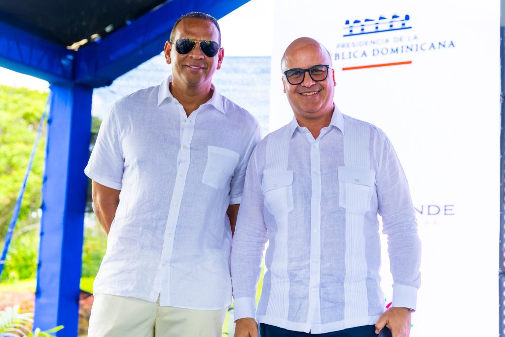 El director general del Instituto Dominicano de Aviación Civil (IDAC), Igor Rodríguez Durány el ícono del béisbol de Grandes Ligas, Alex Rodríguez. 