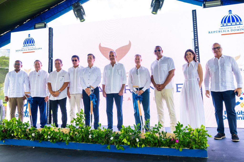 El presidente Luis Abinader encabeza el acto de inicio de construcción del Aeropuerto Internacional Playa Grande, en Río San Juan. Observamos al director general del IDAC, Igor Rodríguez; además, funcionarios y empresarios ligados al proyecto.