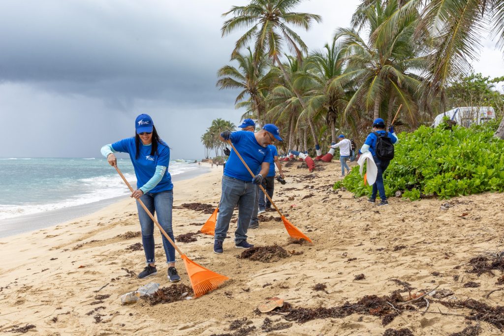 Colaboradores del IDAC recolectaron desechos sólidos.