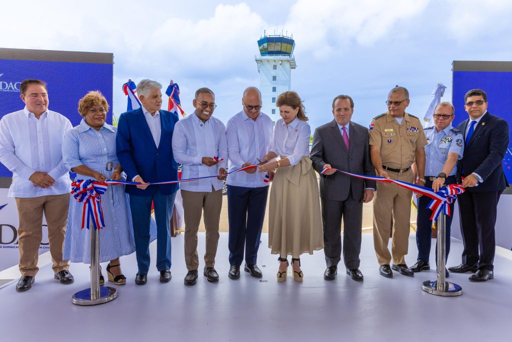 La vicepresidenta de la República, Raquel Peña, en representación del presidente Luis Abinader, deja inaugurada la nueva infraestructura. Le acompañan el ministro de la Presidencia, José Ignacio Paliza; el ministro de Defensa, teniente general Carlos Antonio Fernández Onofre; ministro de Obras Públicas y Comunicaciones, Eduardo Estrella; Igor Rodríguez Durán, director general del IDAC; el director ejecutivo del DA, Víctor Pichardo; el comandante general de la FARD, mayor general piloto Floreal T. Suárez Martínez; Lucrecia Santana Leyba gobernadora de la provincia Santo Domingo; Dío Astacio, alcalde de Santo Domingo Este y Héctor Porcella, presidente de la Junta de Aviación Civil.