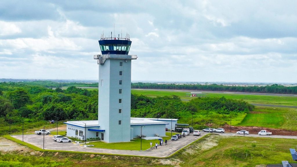La Torre de Control, construida con fondos del IDAC, consta de un sistema de Comunicación, Navegación y ayudas visuales.