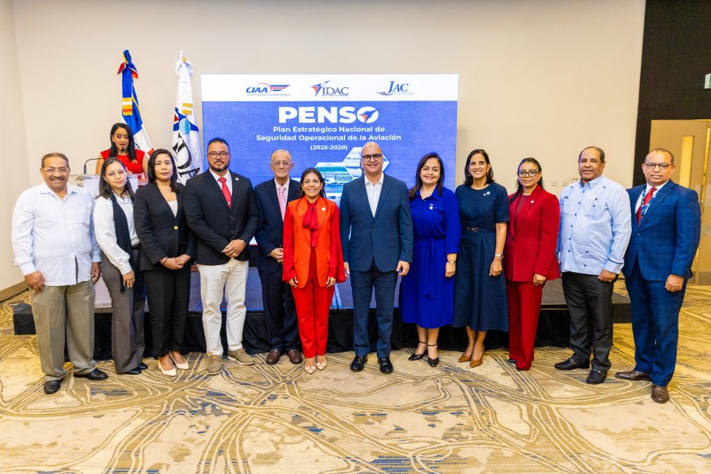 El director general del Idac, Igor Rodríguez, encabeza el equipo de directores de áreas, y encargados de la institución y representantes de organismos ligados al área aeronáutica durante el seminario del Plan Estratégico Nacional de Seguridad Operacional, Penso, 2025-2028.