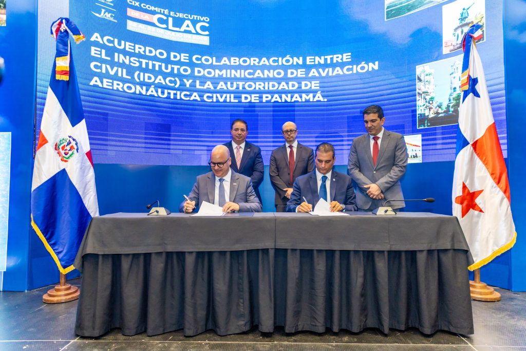 Igor Rodríguez Durán, director general del Idac y Rafael Bárcenas Chiari, director general de la Autoridad Aeronáutica Civil de Panamá (AAC) durante la firma del acuerdo de cooperación interinstitucional. Observan Héctor Porcella, presidente de la JAC; Jaime Binder, secretario general de la Clac y Abdel Martínez Espinosa, subdirector general de la AAC.