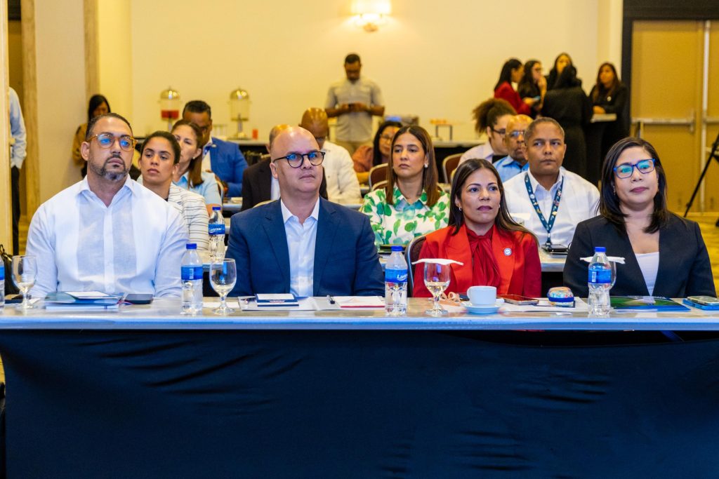 El director general del Idac, Igor Rodríguez Durán; Paola Aimée Plá Puello, subdirectora general del Idac; Miguel Mejía, director de Desarrollo Sustentable y Elda Almonte, directora de Gestión Estatal de la Seguridad Operacional y organizadora del evento.