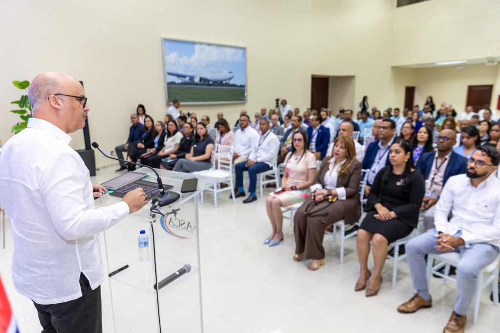 El director general del IDAC, Igor Rodríguez Durán, encabeza la jornada de actualización del Compliance, durante la conferencia dirigida a directores, encargados y coordinadores de la institución.