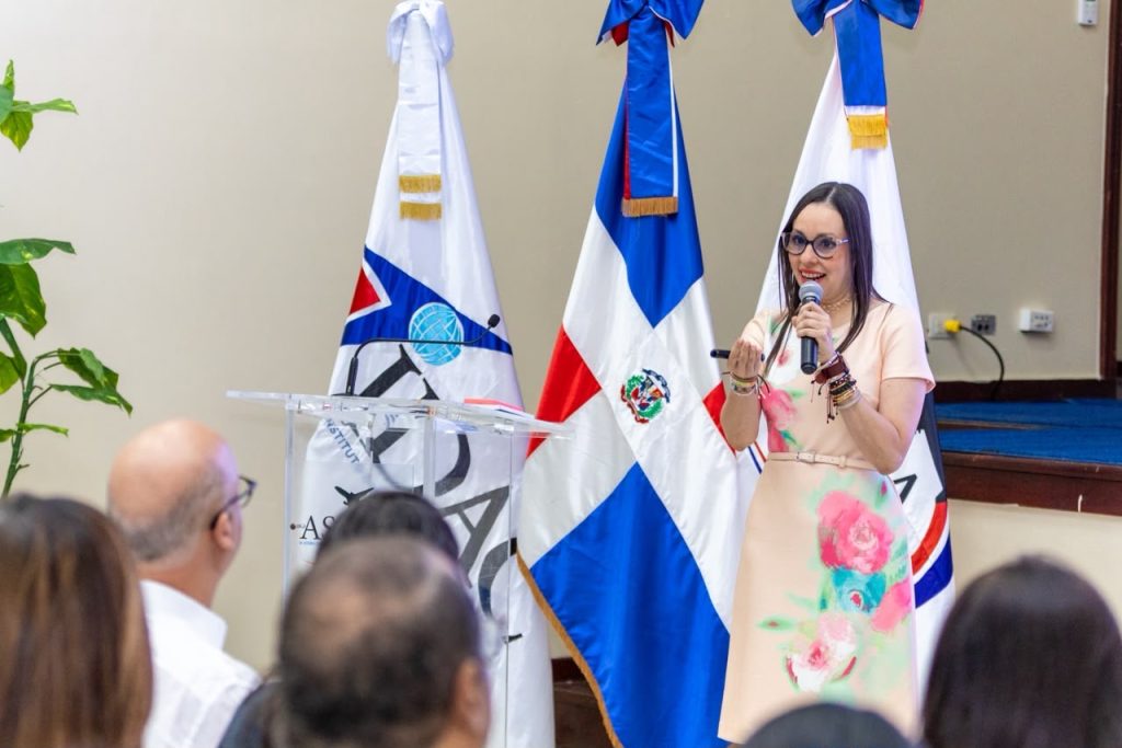 La especialista en Compliance y Derecho de la competencia, María Elisa Holguín, impartió conocimientos en ese aspecto de la administración.