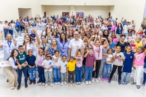 Nuestro director general, Igor Rodríguez Durán, comparte muy entusiasmado con decenas de los hijos de los colaboradores del IDAC.