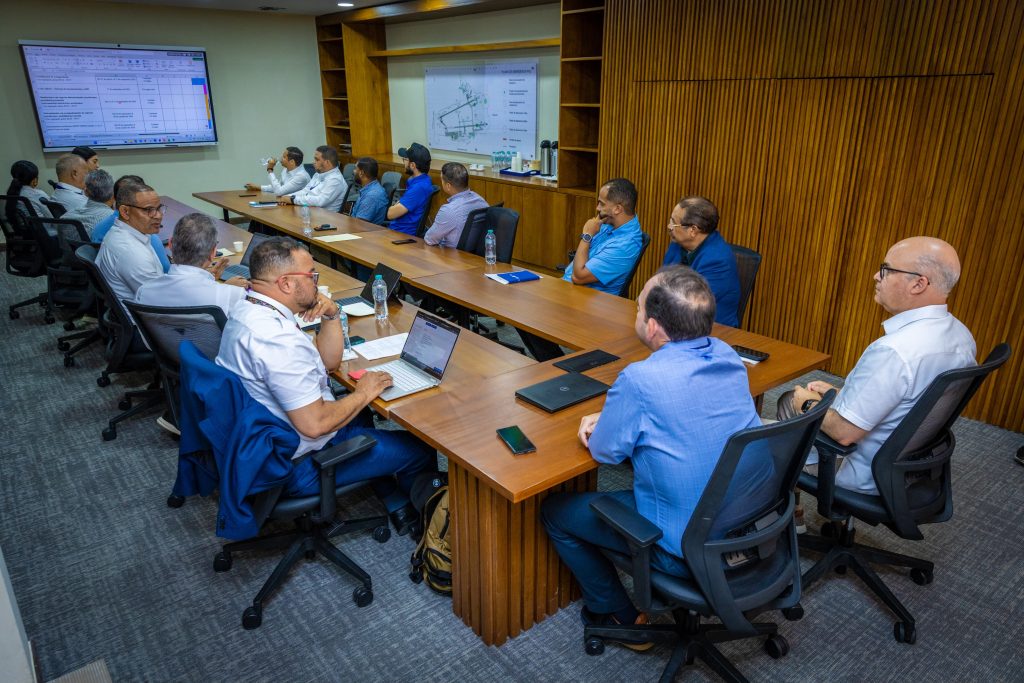 El director general del IDAC, Igor Rodríguez Durán, y Gionanni Rainieri, titular de Operaciones del Lado Airside del Aeropuerto Internacional de Punta Cana, junto a un equipo de técnicos del órgano rector de la aviación comercial dominicana, y el operador aeroportuario, en esa terminal aérea.