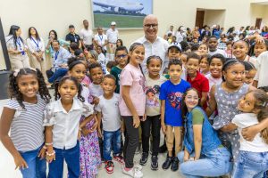Entusiasmado, feliz, como los mismos niños hijos de los servidores del IDAC, nuestro director general, Igor Rodríguez Durán, se compenetra con el futuro de la nación.