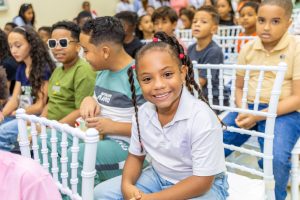 3. Los niños hijos de los colaboradores del IDAC repletos de felicidad durante el evento el cual nuestro director general, Igor Rodríguez Durán.