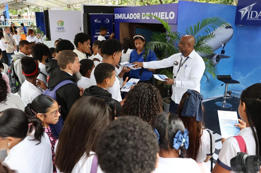 Los estudiantes que visiten el stand del IDAC en la Feria del Libro vivirán la experiencia inmersiva de los simuladores de vuelo