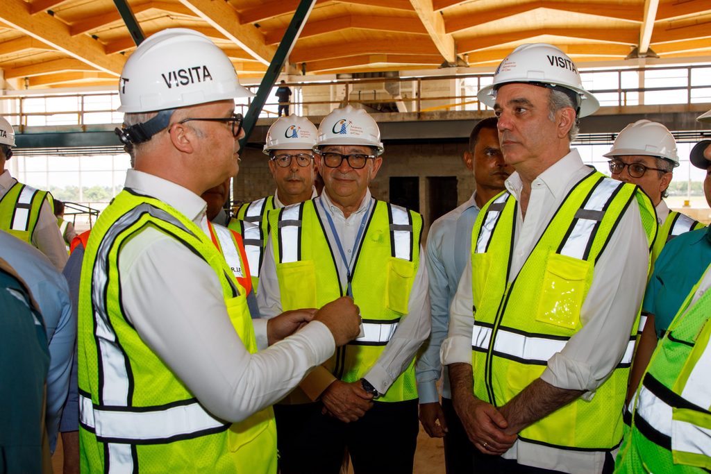 Igor Rodríguez Durán, director general del IDAC, ofrece al presidente, Luis Abinader, detalles de la construcción de la terminal del Aeropuerto Internacional del Cibao, que incluye una torre para instalar radar primario y secundario, con tecnología ADS-B, para fortalecer la vigilancia y gestión del espacio aéreo, así como continuar elevando los niveles de seguridad operacional de la aviación civil dominicana.