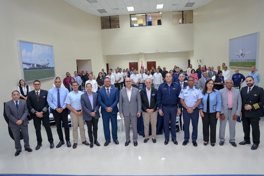 El director general del IDAC, Igor Rodríguez Durán, junto a autoridades, expositores, representantes del sector aeronáutico y participantes en el seminario “Mitigación de Factores Contribuyentes a Accidentes e Incidentes de Aviación”.
