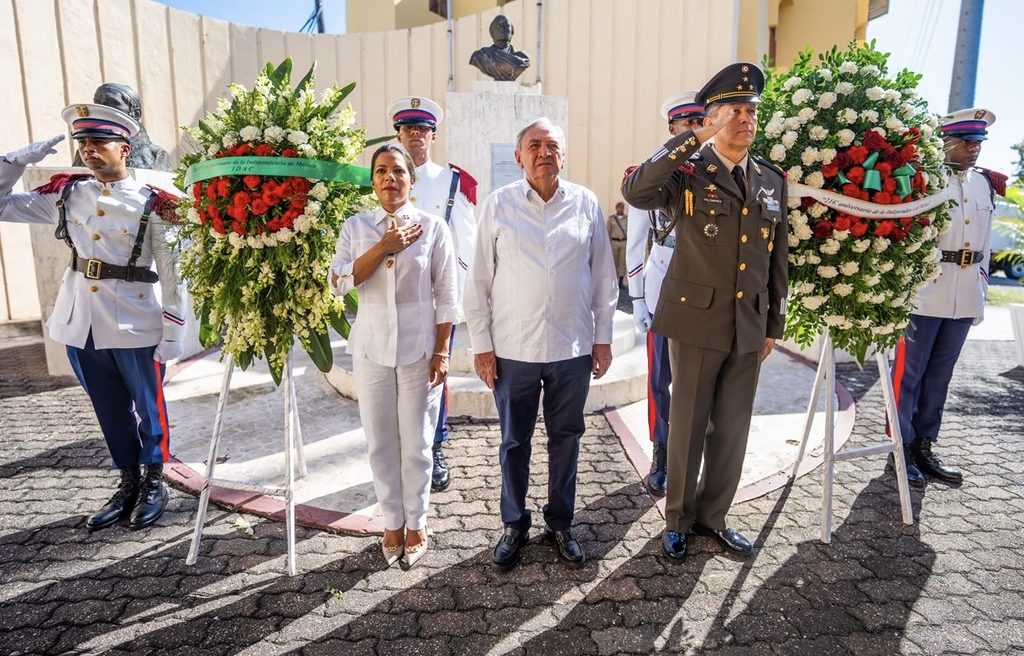 La subdirectora general del IDAC, Paola Aimée Plá Puello; su Excelencia, el señor Embajador de México, Carlos Miguel Aysa González y el agregado militar de la Embajada de México en el país, coronel de Infantería del Estado Mayor, Marco Antonio Palomares Sánchez.