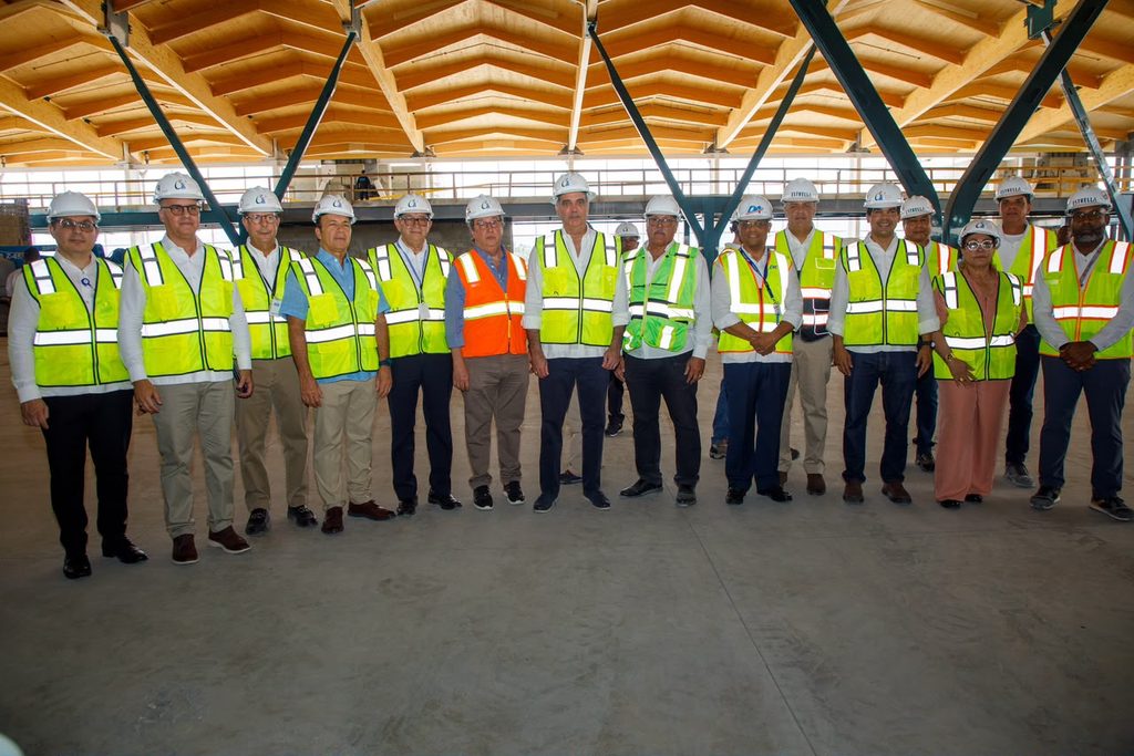El presidente de la República, Luis Abinader, el director general del IDAC, Igor Rodríguez Durante, ingenieros y técnicos durante una visita de inspección al proceso de construcción de una moderna terminal en el Aeropuerto Internacional del Cibao
