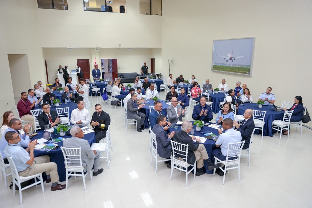 Vista general de los participantes durante el seminario “Mitigación de Factores Contribuyentes a Accidentes e Incidentes de Aviación”, realizado por el IDAC.