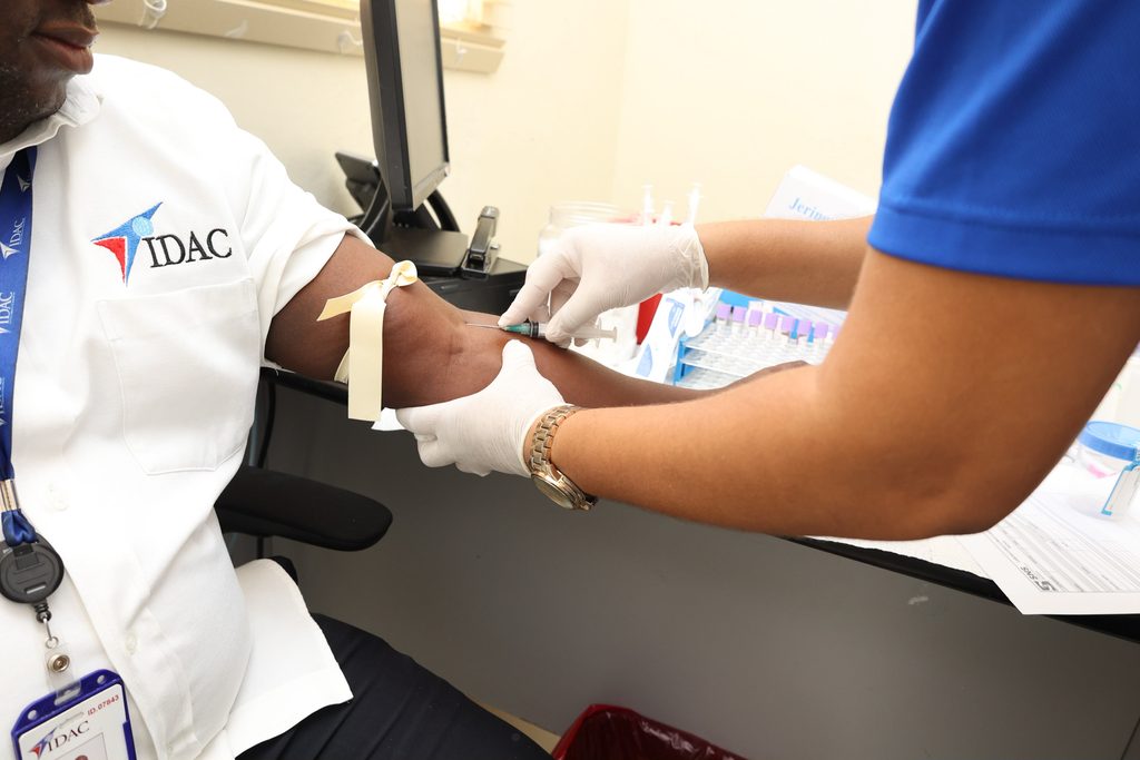Personal especializado realiza la toma de muestras para las analíticas practicadas a los conductores de la institución.