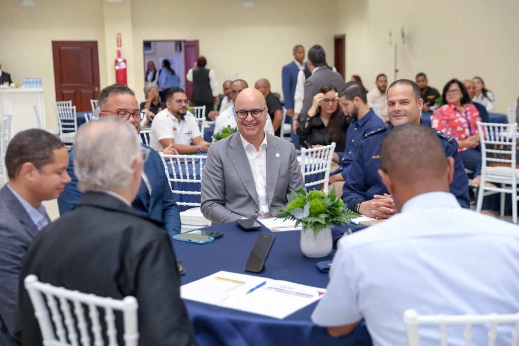 El director general del IDAC, Igor Rodríguez Durán, junto a William Alsina Núñez, director de Navegación Aérea; Pedro Alberto Piña de los Santos, director interino de la Comisión Investigadora de Accidentes de Aviación (CIAA), y el coronel piloto FARD Francisco Taveras De Los Santos Álvarez, encargado de la Escuela de Seguridad de la Aviación Civil (ESAC).