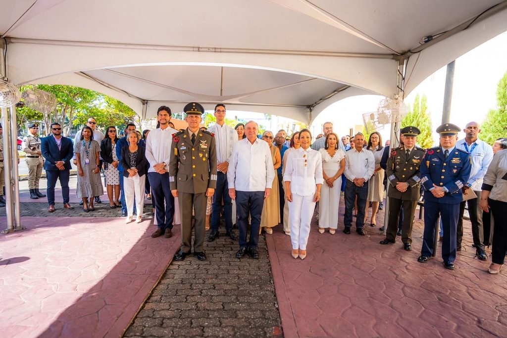 Los anfitriones de la ceremonia, invitados especiales y colaboradores del IDAC que participaron en el acto.