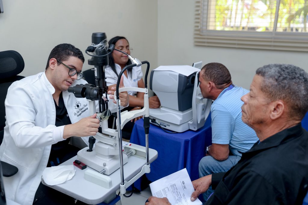 Especialistas realizan exámenes visuales como parte de las acciones preventivas orientadas al cuidado integral de los choferes.