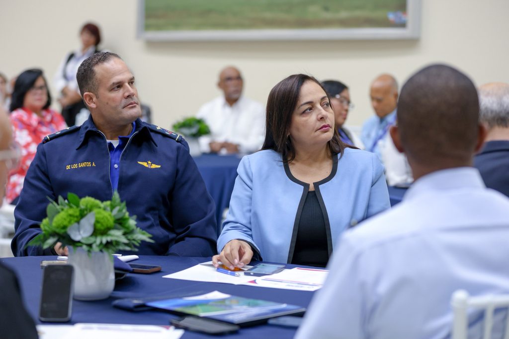 Coronel Piloto FARD Francisco Taveras De Los Santos Álvarez, Encargado de la Escuela de Seguridad de la Aviación Civil (ESAC) y Clara Fernández, Directora Academia Superior de Ciencias Aeronáuticas del IDAC.