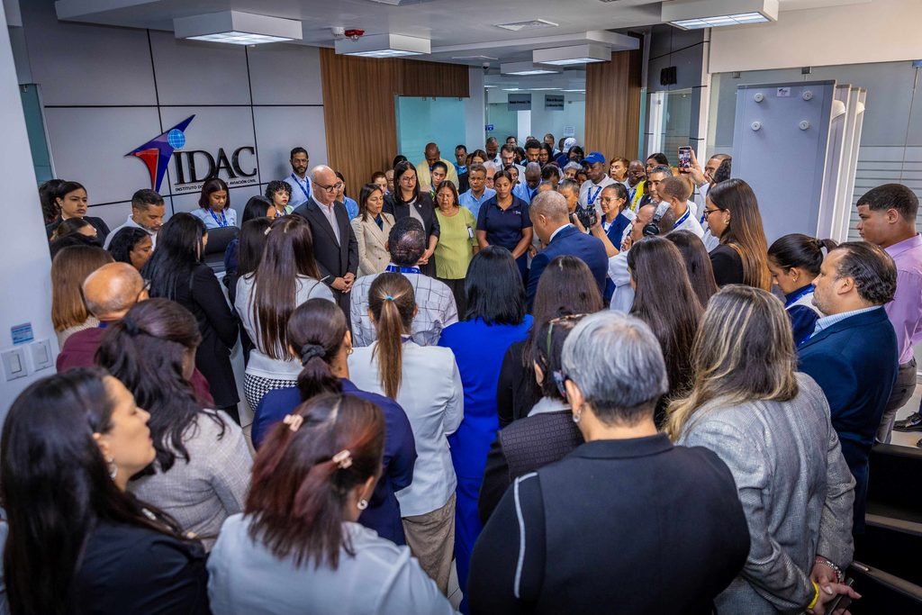 Colaboradores del IDAC se unen en oración y acción, reafirmando nuestro compromiso con la unidad, la esperanza y el bienestar de la República Dominicana.
