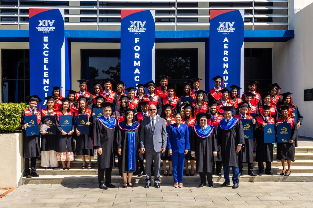 El director general del IDAC, Igor Rodríguez Durán; la subdirectora general, Paola Aimée Plá Puello y la directora de la ASCA, Clara Fernández, junto a autoridades de la academia, invitados especiales y los jóvenes graduandos.