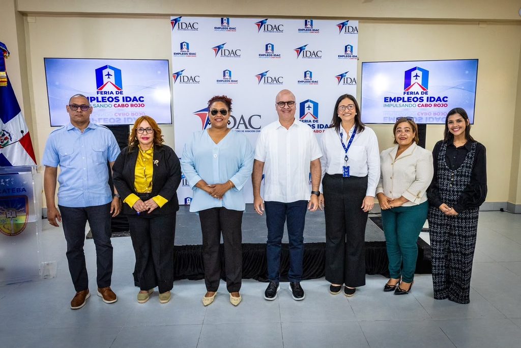 Autoridades y representantes institucionales participantes en la Feria de Empleos del sector aeronáutico.