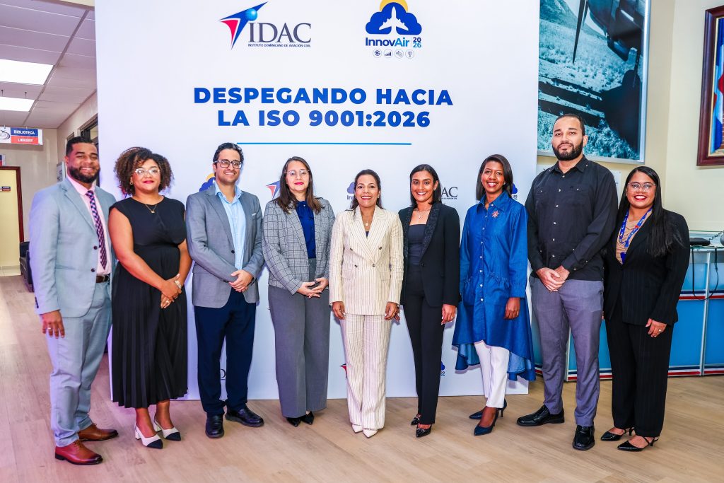 La subdirectora general del IDAC, Paola Plá Puello y Yildis Almonte, directora de Planificación y Desarrollo junto al equipo organizador.