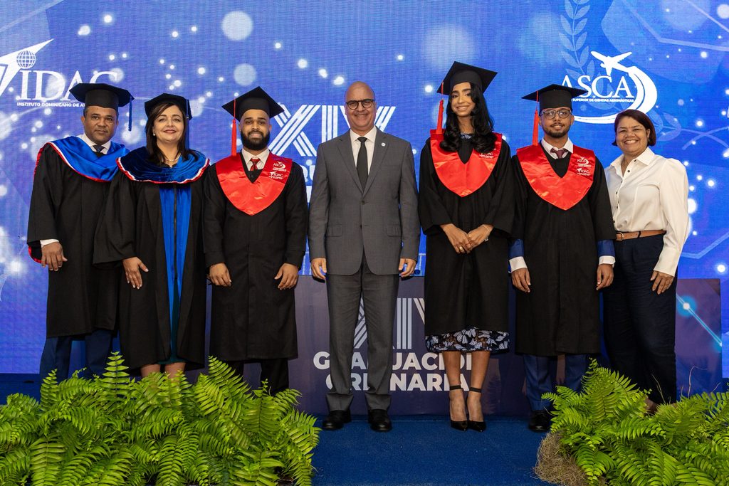 El director general del IDAC, Igor Rodríguez Durán y la directora de la ASCA, Clara Fernández, reconocieron al equipo de estudiantes y a los docentes que realizaron el estudio de investigación sobre el futuro de egresados de la ASCA en el campo laboral.